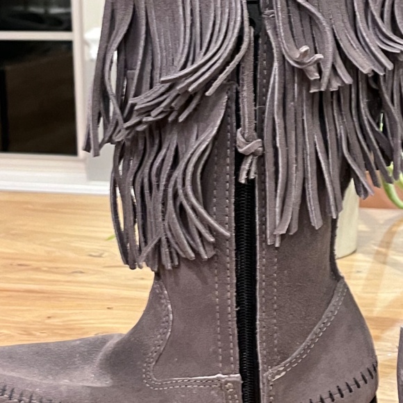 Minnetonka 2 layer gray suede fringe boots, size 8, cowboy chic, boho - Picture 4 of 14